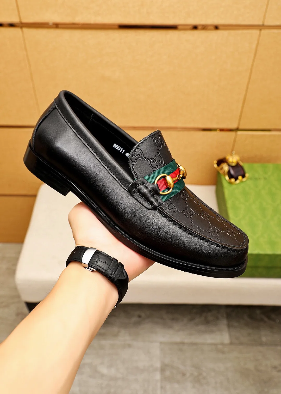 Men's shoes 💰460 💐 Product trademark: GUCCI "Gucci" casual leather shoes Regular size: 38-44 (45🉑️customized) Product materials: Selected imported first-layer calfskin embossed upper + luxury hardware buckle, imported water-dyed cow leather lining. Strong three-dimensional visual effect, original combination outsole Color: 5⃣️colors available